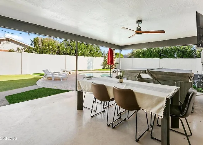 Holly House Hideaway